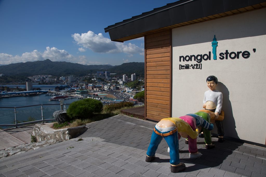 There is a leapfrog sculpture set against the backdrop of Nongoldam-gil in Donghae, Gangwon-do, South Korea.