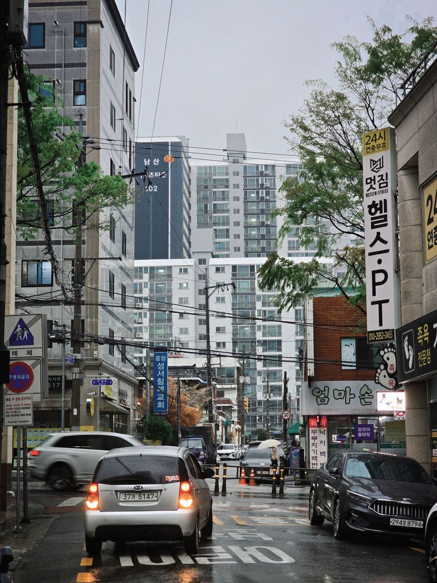Korean apartment complex with numbered towers, where residents pay monthly apartment management fees