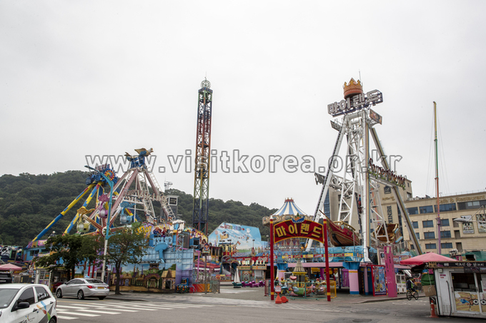 Wolmido's My Land features a Viking ride and various other amusement rides.