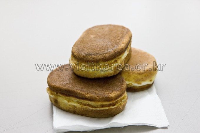This is a type of Korean street-style egg bread where the egg is baked inside the batter.
