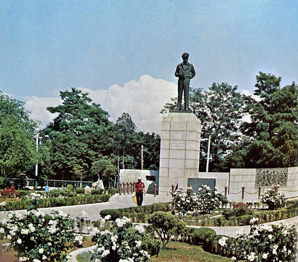Color photo of Jayu Park in 1971 with rose beds and the MacArthur statue