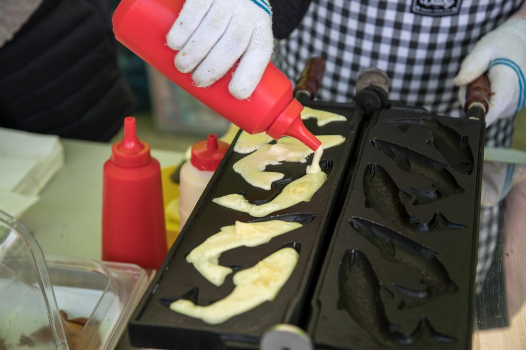 After filling the mold with dough, add the custard cream sauce to the center.