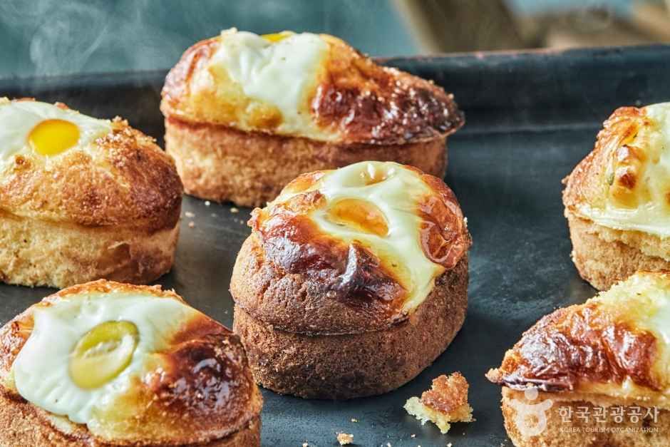 Egg bread sold at street stalls comes in two forms; one is the type where the egg is visible on the outside.